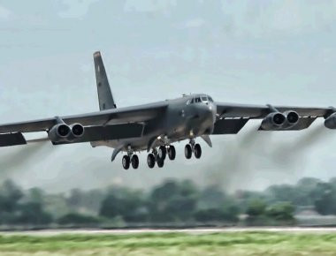 B-52H της USAF προσγειώνονται στο Fairford (βίντεο)